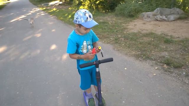 Катаемся на самакате\ключи\сигнализация\брелок с фонарикам миньон. смотреть онлайн