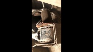 Замена втулки, болта и гайки заднего продольного рычага.