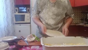 Запечённый картофель с колбаской в духовке