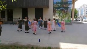 Танец  под песню "Синий  платочек"