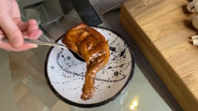 Рецепт утиных окорочков и шампиньонов в сливочном соусе | Утиные ножки смотреть онлайн