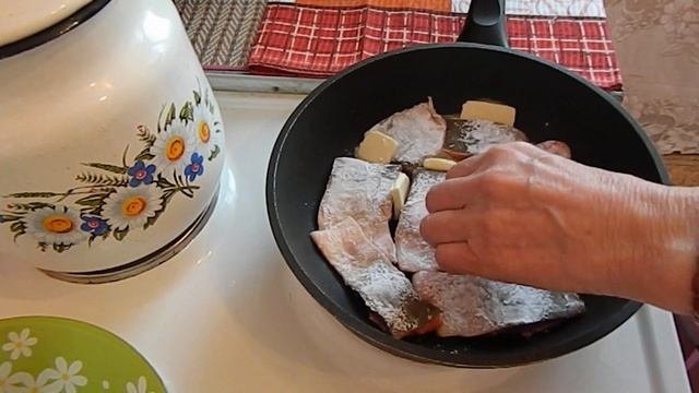 ЖАРЮ РЫБУ В СЛИВОЧНОМ МАСЛЕ И КРАХМАЛЕ