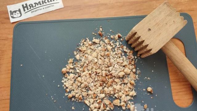 Фруктовые шашлычки на шпажках со сметанно-ореховой заправкой