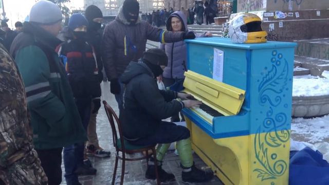 Перед боем. Игра на пианино в -20С смотреть онлайн