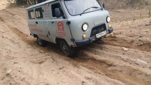 Toyota Land Cruiser Prado и Нива штурмуют гору.