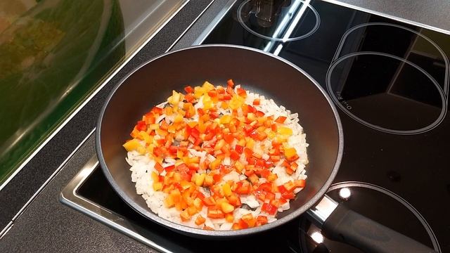По-еврейски #Шакшука, а по-русски яичница с овощами. Просто и очень вкусно.