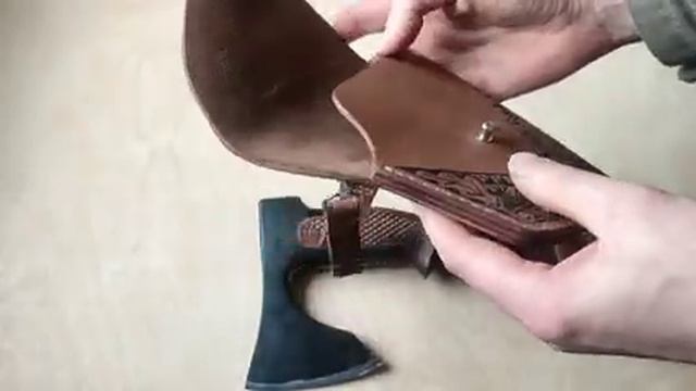 Топор художественно оформленный (топорище орех, резьба)