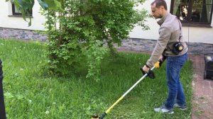 Работа Аккумуляторного Триммера DCM561P1 DeWALT 18 вольт