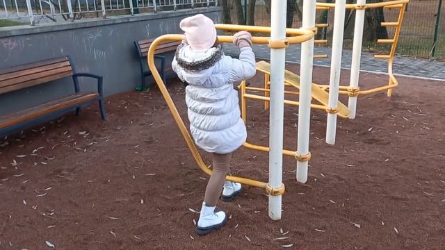 Акробатика на турниках - тренировка на улице - трюки - мой день - влог - спорт дети смотреть онлайн