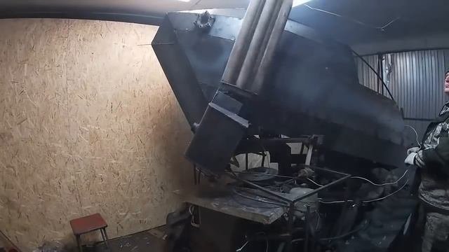 Такого аппарата никто не строил. Самодельный робот из хлама сделанный в гараже.