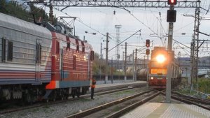 Прицепка электровоза ЭП1-046; тепловоз 3М62У-0006 с цистернами