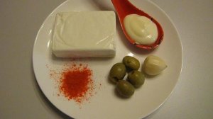 Закуска из плавленного сыра и оливок