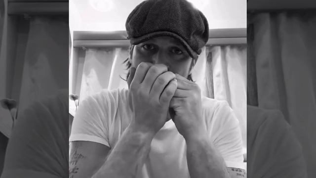 Кыванч Татлытуг - показал свои музыкальные таланты играя на губной гармошке! смотреть онлайн