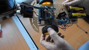 Поставил на машинку 2wd ультразвуковой датчик HC-SR04. Испытываю
