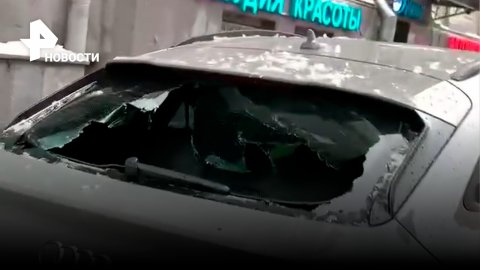 Упавший снег пробил дверцу машины насквозь / РЕН Новости
