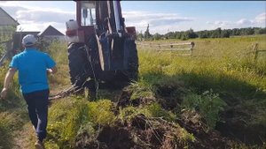 ТРАКТОР ЭКСКАВАТОР сломался. Малыш на синем тракторе приехал на помощь к папе