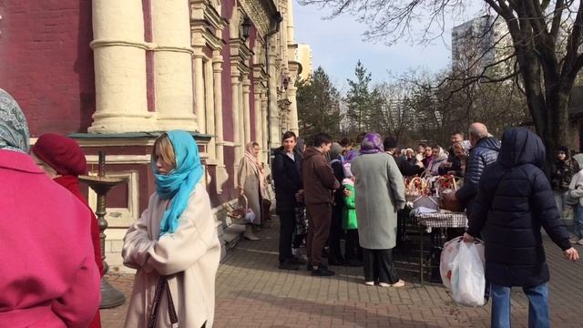 Батюшки освящают пасхальные куличи и яйца в Москве/Пасха 2023 в Храме Архангела Михаила в Тропарево