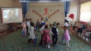 танец "Синий платочек" в старшей группе