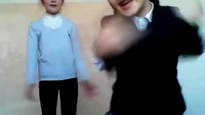 Девочки танцуют в школе!