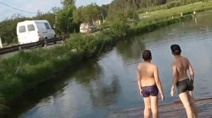 Пацаны купаются на плотике