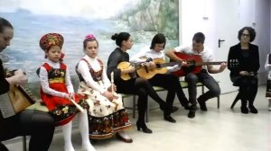 Играют дети на музыкальных инструментах на празднике ко Дню Матери