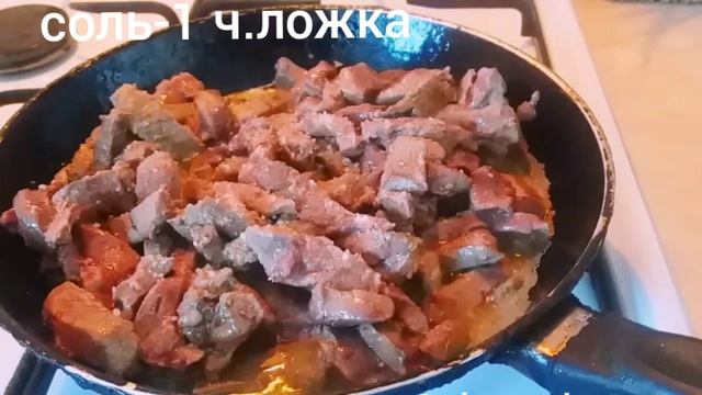 Вкусная и сочная жареная печень с луком