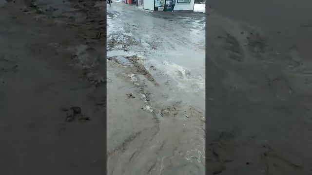 В Тольятти на жиг. море пешеходам крайне тяжело передвигаться из-за стройки эстакады смотреть онлайн