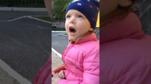 Маленькая девочка рассказывает про любовь