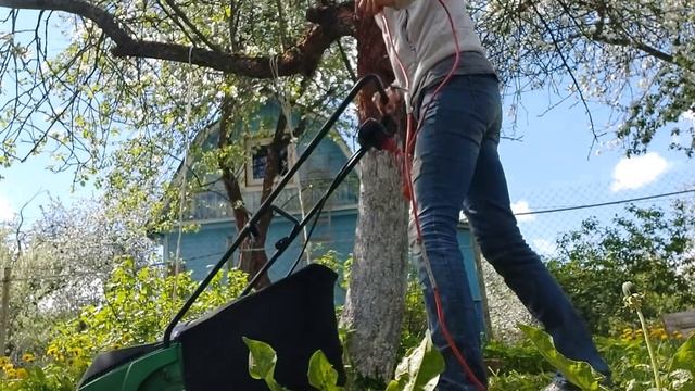 Как косить траву газонокосилкой? Заброшенная дача. смотреть онлайн