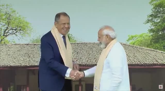 Моди подарил Лаврову шарф с символами председательства Индии в G20