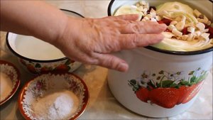 Капуста квашеная с хреном и со свеклой