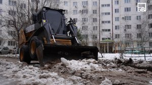 В Балакове ведётся очистка дворовых территорий от снега и наледи
