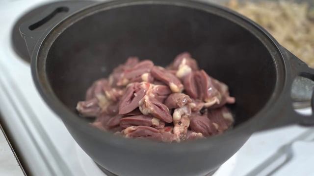 Куриные сердечки тушеные в сметане с грибочками ммм с умом съешь…..Ингредиенты:-  куриные сердечки