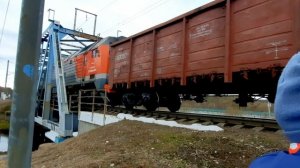 Грузовые поезда на жд мосту и интересная стрелка