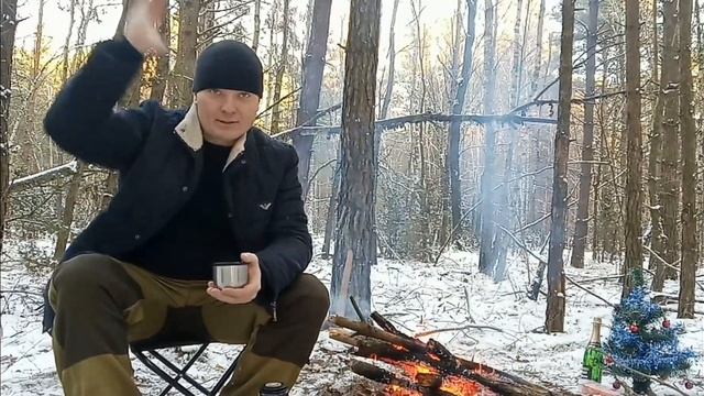 НОВОГОДНИЙ ВЫПУСК!ПЕШИЙ ПОХОД НА 10 КМ.НАРЯДИЛ ЁЛКУ В ЗИМНЕМ ЛЕСУ.ПРИГОТОВИЛ ОЛИВЬЕ.КУРИЦА НА УГЛЯХ смотреть онлайн