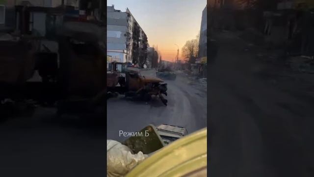 Архив. Воины 36-ой бригады едут по Бородянке. Март 2022 г. смотреть онлайн