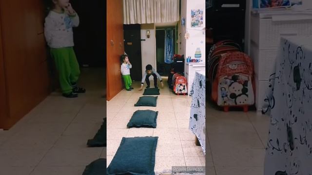 Активные игры дома. Развлечения Алесии и Даниэля. Физическая активность. смотреть онлайн