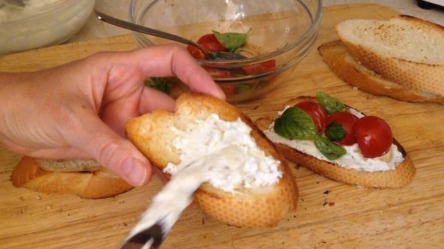 Брускетта с творожным сыром, помидорами черри и базиликом смотреть онлайн