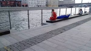Измотанную девушку в синем поднимает девушка в красном