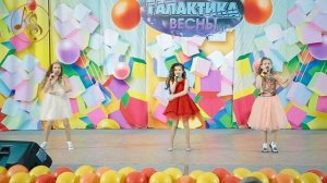песня «Ай, будет круто (Просто мы маленькие звёзды), выступление Ксении Шоу в трио, Kseniishow