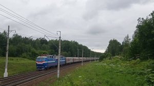 "синий" электровоз ЧС7-011 с пассажирским составом
