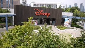 Оказался в Шанхае. Заперли в ящике. Магазин Дисней: вспомнить детство