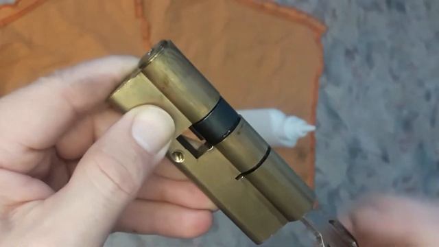 Как правильно смазать личинку дверного замка.