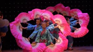 Девочки танцуют прекрасный Китайский танец с веерами /Ансамбль танца "Вдохновение" г.Павлодар