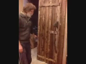 Дверь в баню под старину .