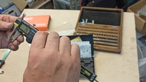 Штангенциркуль Mitutoyo, стійка для свердл та інші ніщакі