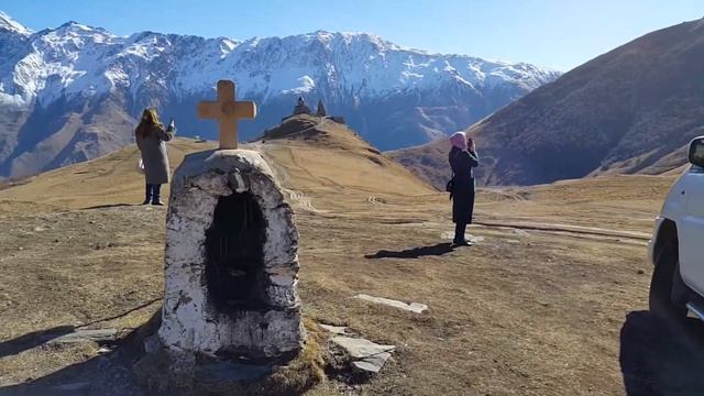 Грузия. Гергетская троица. Вид издали смотреть онлайн