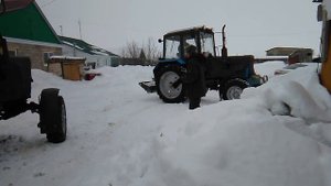 МтЗ-80 Вытаскивает Зил из снега . за одно и буксируем