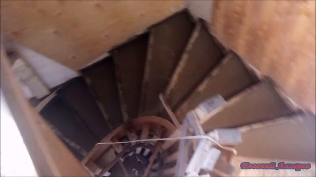 Процесс создания бетонной винтовой лестницы / Бетонщик ступенек