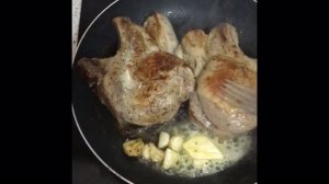 Сочный Стейк ! Шикарный Свиной Стейк на сковороде : самый простой рецепт .